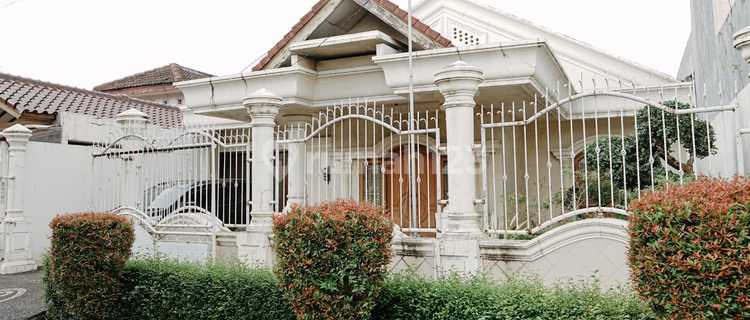 For quick sale: House in Bintaro Sector 3, South Tangerang, price negotiable. 1