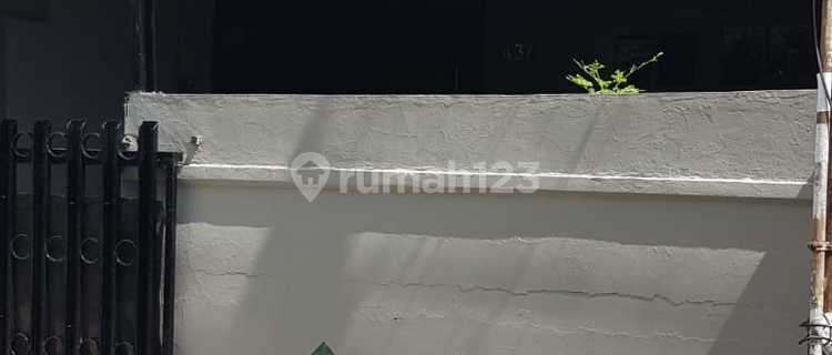 Disewakan Rumah, 2 Lantai, SHM, di Taman Ratu 1