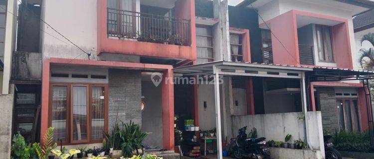 Rumah SHM 2 Lantai Semi Furnished Dijual Cepat 1