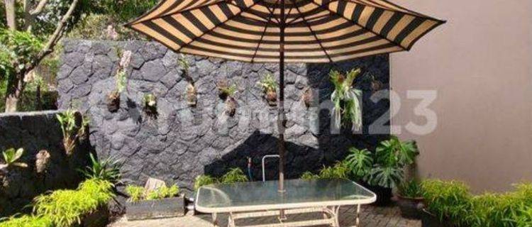 Rumah cantik terawat 2 lt di batununggal 1