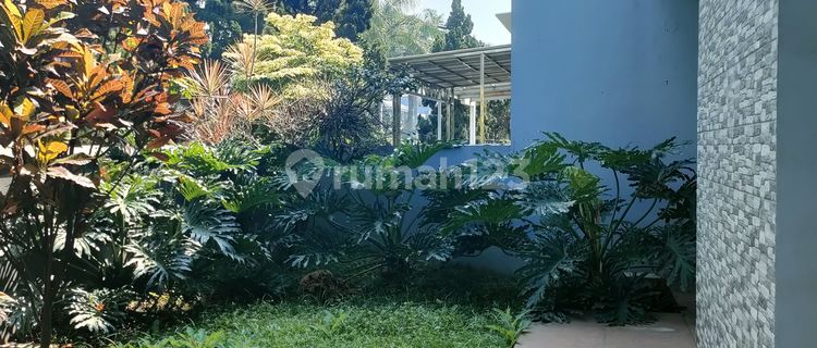 Two-story house in Singgasana Pradana complex. 1