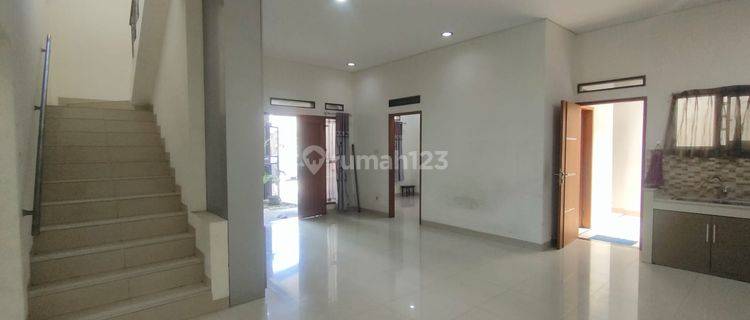 Rumah Bagus Semi Furnished di Singgasana Pradana, Bandung 1