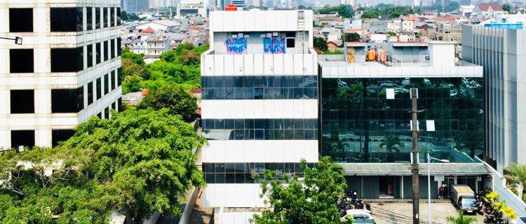 Gedung Perkantoran di Mampang Prapatan Jalan Raya, Depan Halte Busway 1