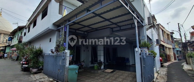 Boarding house in Ros Field, Bukit Duri, Tebet, with two-car road access. 1