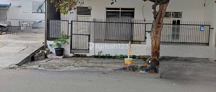 Bangunan tempat usaha di pinggir jalan raya 1