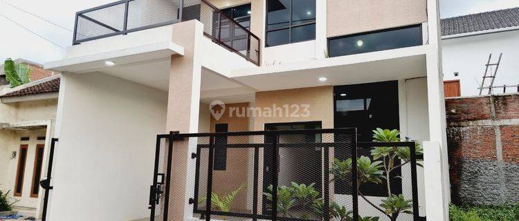 Rumah Minimalis Modern Bagus 2 Lantai di Gentan 1