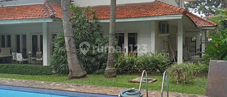 Exciting Offer for a Menteng House 1