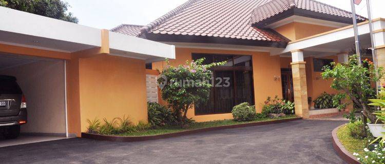 Rumah Sewa Strategis Patra Kuningan, Kolam Renang, Semi Furnished 1