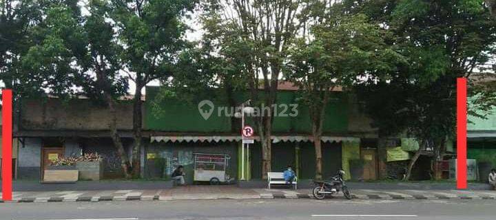 DIJUAL RUMAH JALAN RAYA
SUDIRMAN, TEMANGGUNG JAWA TENGAH

Lt. 975 M2
●Lb +/- 400 M2 1