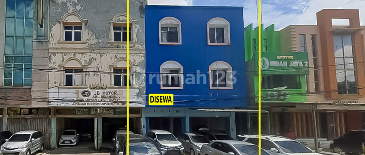 Rent a 2-Door, 3-Story Shophouse Row Unit on the Side of Antasari Road. 1