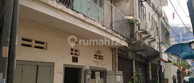 2-Story House Suitable for Business, Warehouse, or Residence in a Strategic Location in Pasar Pagi Commercial Area 1