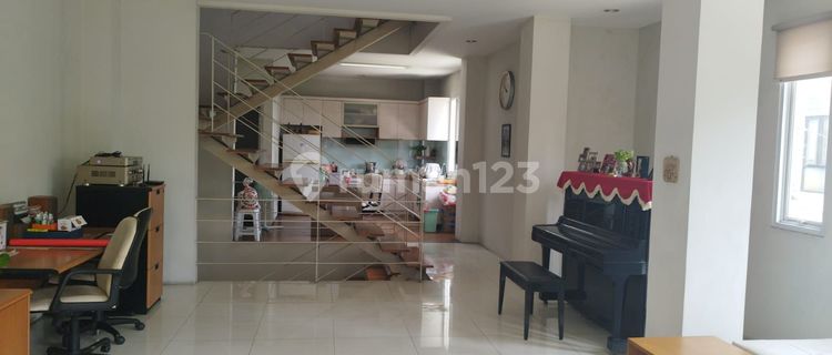 Strategic 4-Story House Hook Position in Gunung Sahari 1