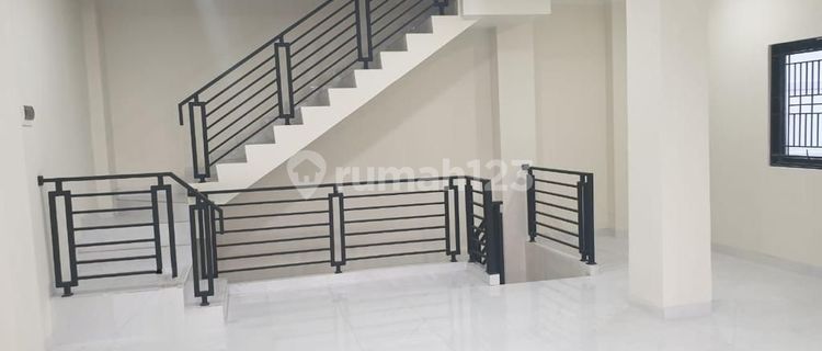 Strategic 6-Story Shop House Suitable for Textile Business or Office Located in Tanah Abang by the Main Road 1