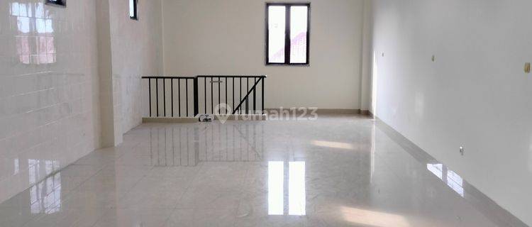Ruko Rapi Sudah Direnovasi Cocok Untuk Usaha Atau Kantor Pakiran Luas Lokasi Strategis Di Greenville Taman Ratu 1