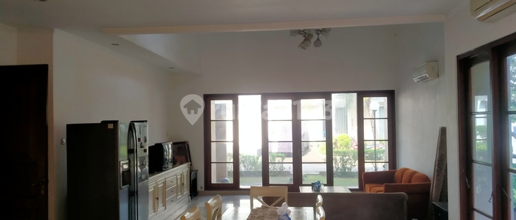 Disewakan Rumah 2lt Ada Kolam Renang Luas 350m2 di Jaksel 1