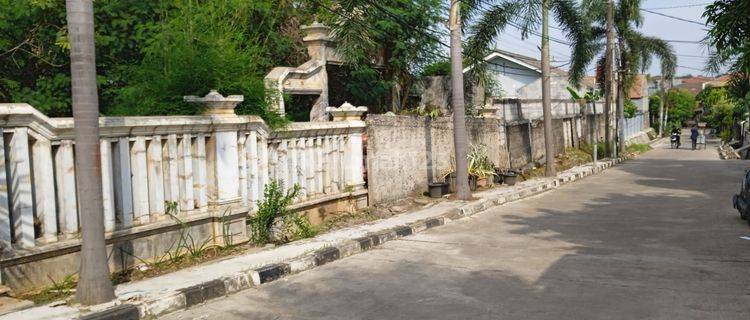 Rumah tersebut 2 lantai. Pinggir jln komplek 1