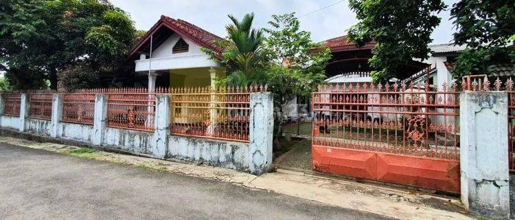 Dijual  Rumah dengan Kamar Kost 10 pintu 1