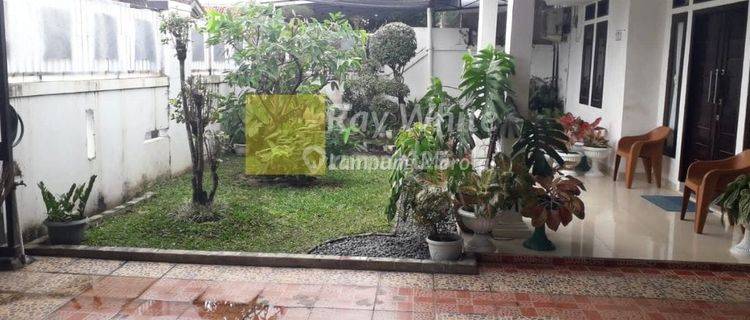 Rumah di Antasari dengan Pagar dan Taman lin 1