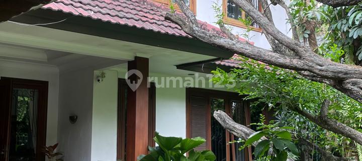 For sale. Well-maintained old house in an elite location on Hang Tuah Street, Kebayoran Baru, South Jakarta. 1