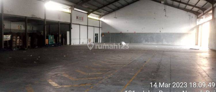 Warehouse and office parking area at By Pass Ngurah Rai 1