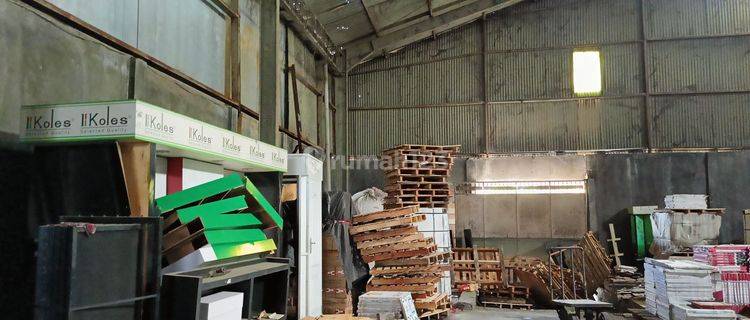 Large shophouse and warehouse on the main road of West Gatot Subroto  1