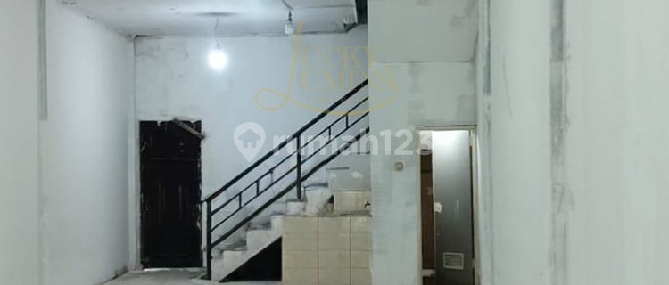 3-Storey Townhouse Ready to Occupy in the City Center, Jl. Mt Haryono, Balikpapan 1