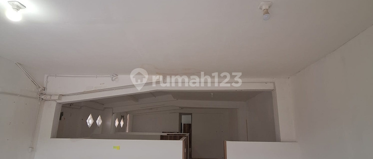 A 2-Story Townhouse in the City Center with a Parking Yard in Balikpapan. 1