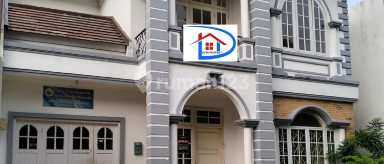 Rumah Klasik 2 Lantai 5 Kamar Tidur Lingkungan Aman Fekat Akses Tol Di Legenda Wisataaman  1