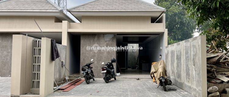 Rumah Baru Proses Finishing di Kadirojo Purwomartani Dekat Ukrim 1