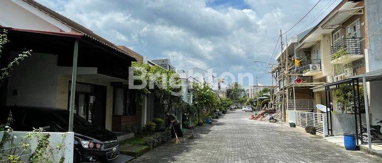 PERUMAHAN STRATEGIS 1 LANTAI FULL FURNISH DI SOLO BARU ONE GATE SYSTEM LINGKUNGAN ASRI UDARA SEJUK  DAN BEBAS POLUSI BEBAS BANJIR DEKAT DENGAN THE PARK MALL DAN PAKUWON MALL 1