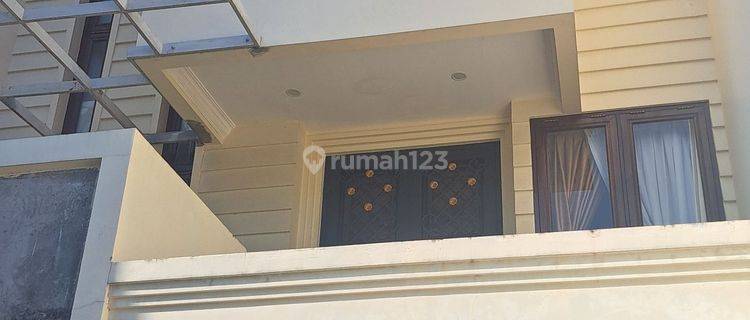 Rumah siap huni 3 lantai , dekat inti kota,  1