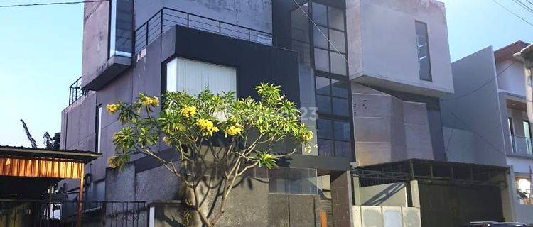Rumah Mewah 3 Lantai Kolam Renang Di Medoho Raya 1