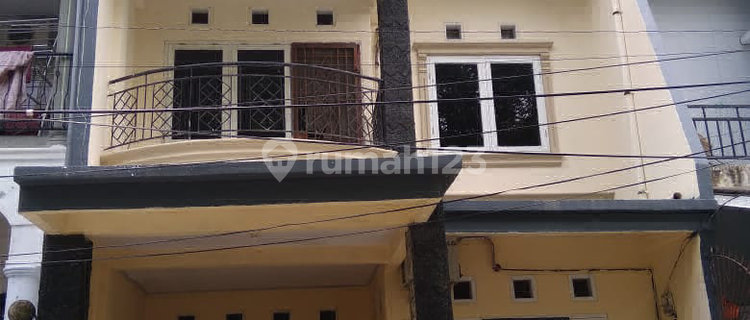 Rumah 3 Lantai Dekat Mall Panakukkang, Makassar 1