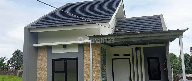 Rumah dengan konsep minimalis modern di Tamansari hill 1