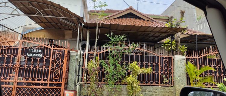 Semi-furnished ready-to-occupy house near Alun-alun, Tangerang City. 1