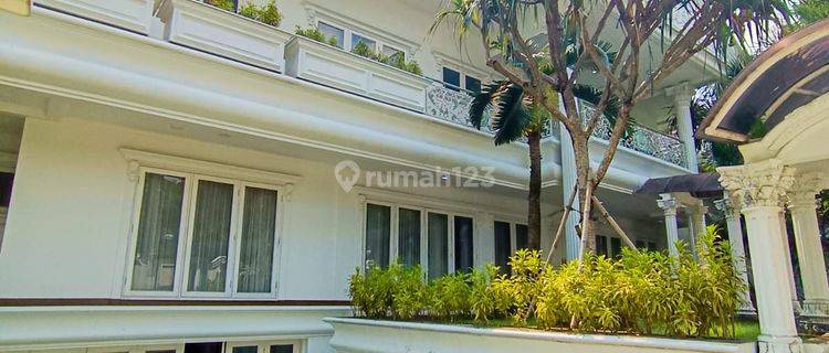 Rumah 3 Lantai Bagus Semi Furnished SHM di Senopati, Jakarta Selatan 1