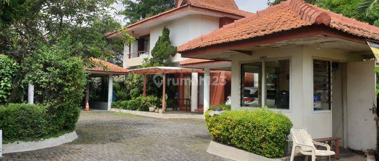 Rumah Mewah dengan kolam renang di Semarang Atas 1