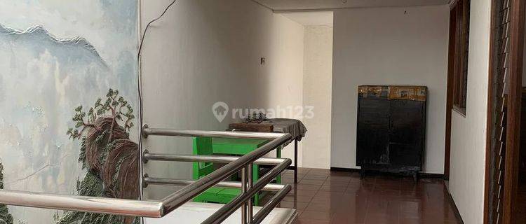 Rumah Pusat Kota Dekat Jalan Tidar, Strategis 2 Lantai  1
