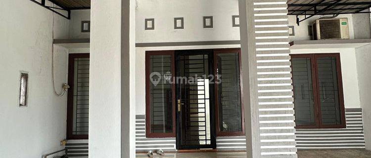 Di Jual Rumah Sekendary Siap Huni 1½ Lantai Di Jl. Krakatau Kota Medan 1