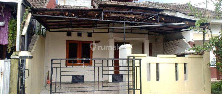 Rumah Cantik Baru Renovasi, Posisi Bagus Hadap Taman Fasum 1