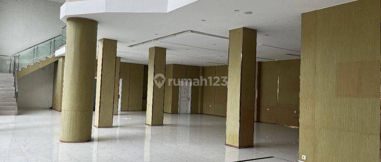 Disewakan Gedung / Showroom Raya Kelapa Dua Tangerang 1