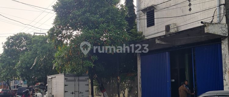 LARGE SHOPHOUSE FOR RENT LOCATED ON THE MAIN ROAD IN MOJOKERTO 1