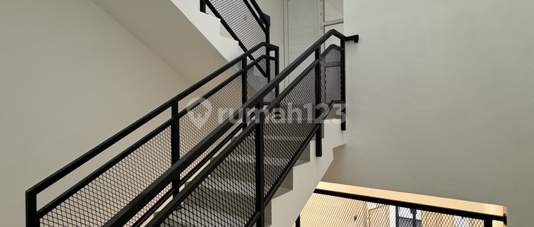 New 3.5-Story Strategic House in Grogol, West Jakarta 1