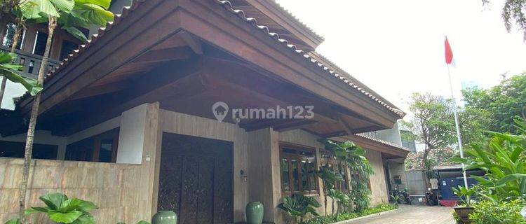 Disewakan Rumah Interior Classic Full Furnish 3 Lantai, Private Pool  1