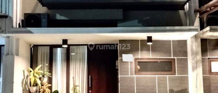 Dijual Rumah 2 Lantai Semi Furnish Full Renovasi di Golden City, Bekasi Utara 1