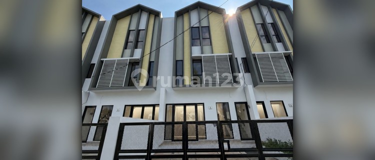 Rented 3-Story Shop House Hybrid Prima Harapan Regency - Strategic Near Summarecon! 1