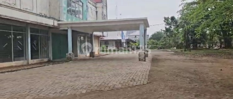 House With a Large Yard Suitable for Cafe Business, Office, Minimarket 1