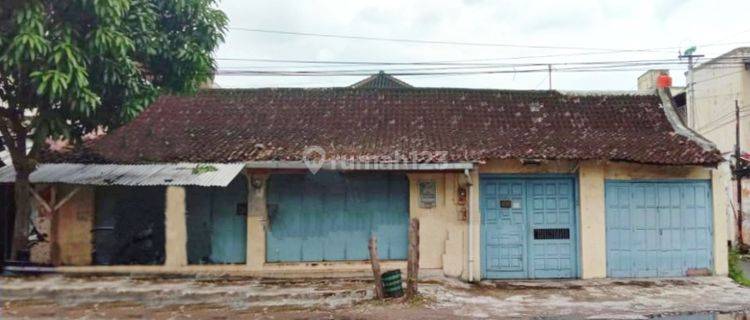 Rumah luas pinggir jalan raya di Laweyan solo 1