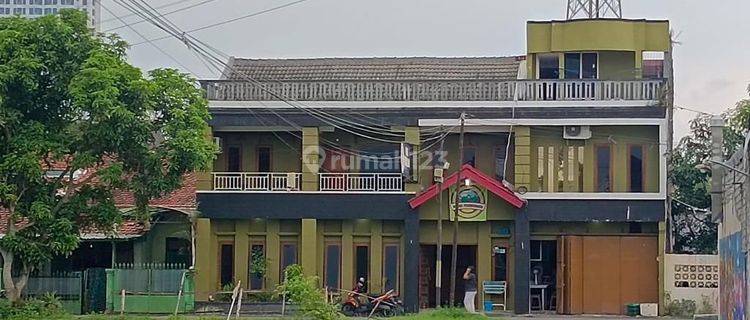 Rumah bagus 3 lantai lantai prospek untuk tempat usaha di Dekat solo baru 1