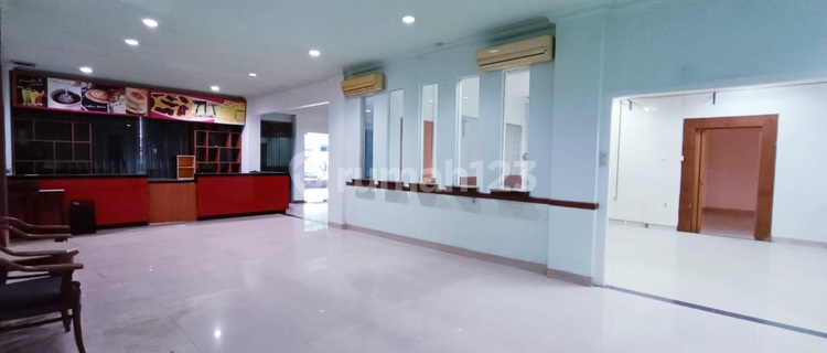 Bangunan Komersil di Jalan Utama Taman Ratu Jakarta Barat 1